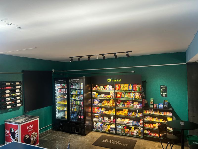 Unidade Your Market em salão com parede verde